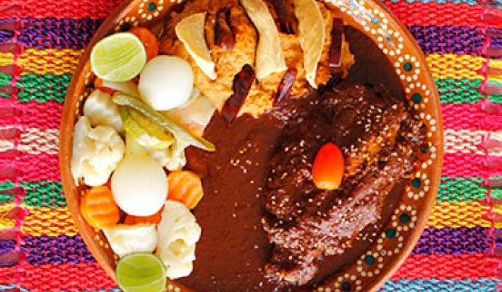 Mole con verduras y pollo, una receta con chocolate típica de México. Mole con verduras y pollo, una receta con chocolate típica de México.