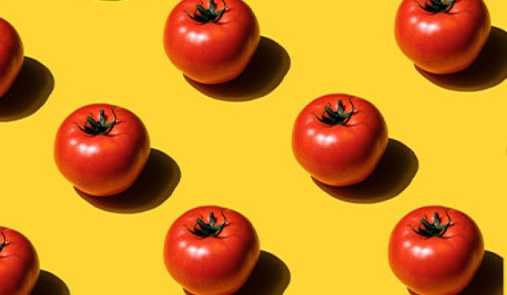 Tomates sobre un fondo amarillo, listos para usar en una receta. Tomates sobre un fondo amarillo, listos para usar en una receta.