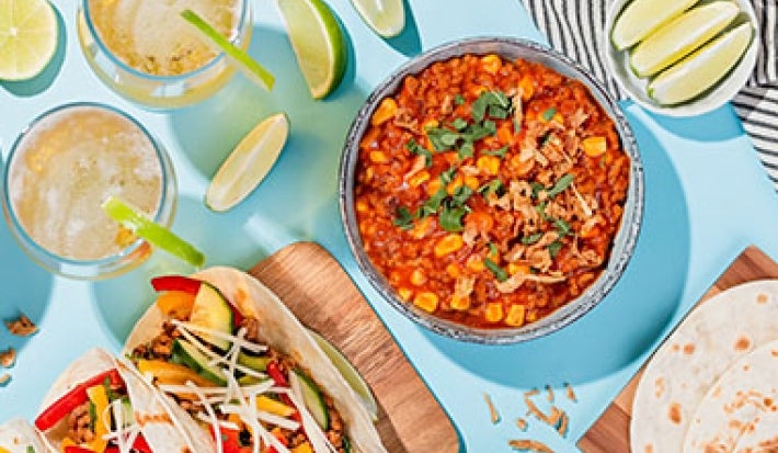 Tacos, guacamole y frijoles refritos, recetas mexicanas que suelen llevar tomate. Tacos, guacamole y frijoles refritos, recetas mexicanas que suelen llevar tomate.