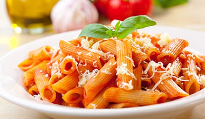 Penne con salsa napolitana y queso, una receta con tomate tradicional. Penne con salsa napolitana y queso, una receta con tomate tradicional.