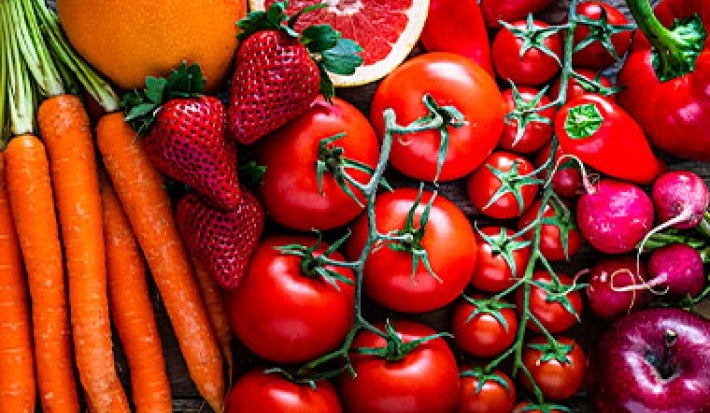 Tomates junto a otras frutas y verduras, como zanahorias y frutillas. Tomates junto a otras frutas y verduras, como zanahorias y frutillas.