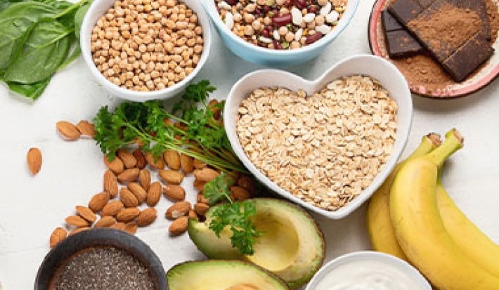 Recipientes con semillas, frutas y granos porciones de alimentos Recipientes con semillas, frutas y granos porciones de alimentos