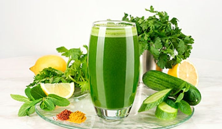 Smoothie con variedad de verduras verdes Smoothie con variedad de verduras verdes