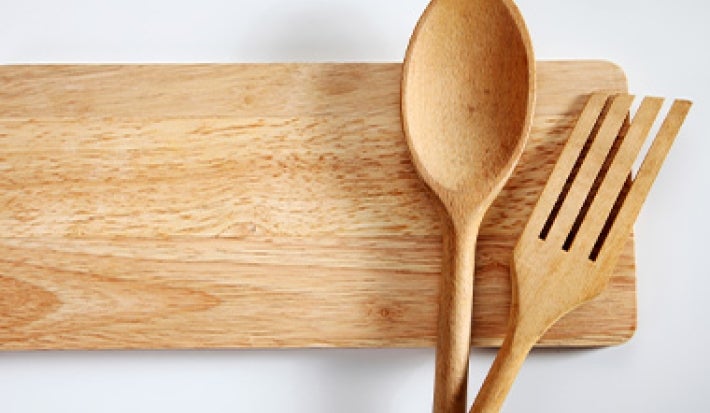 Tabla con tenedor y cucharón de madera Tabla con tenedor y cucharón de madera