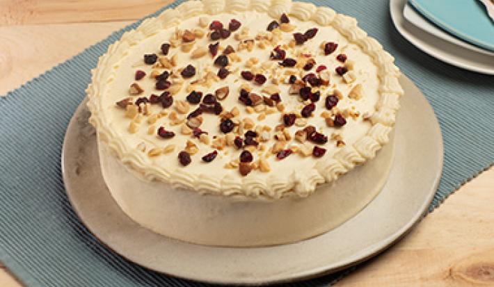 Torta de cumpleaños decorada crema y frutos secos Torta de cumpleaños decorada crema y frutos secos