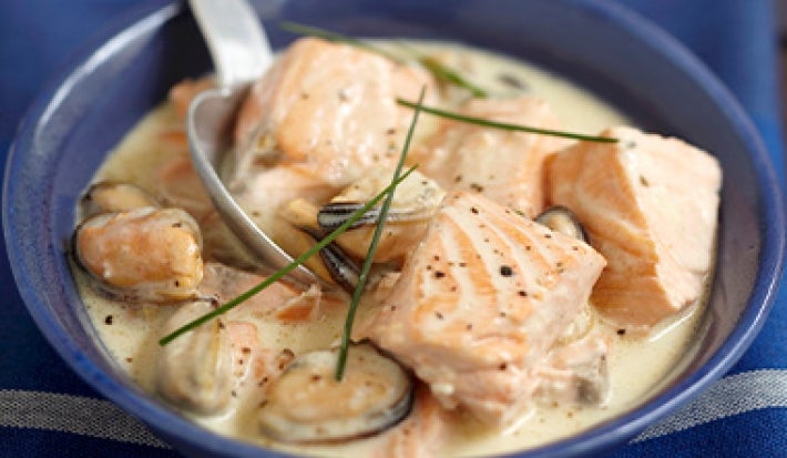 Caldo de pescado en receta de crema de mariscos Caldo de pescado en receta de crema de mariscos