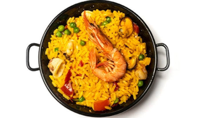 Caldo de pescado en receta de paella Caldo de pescado en receta de paella