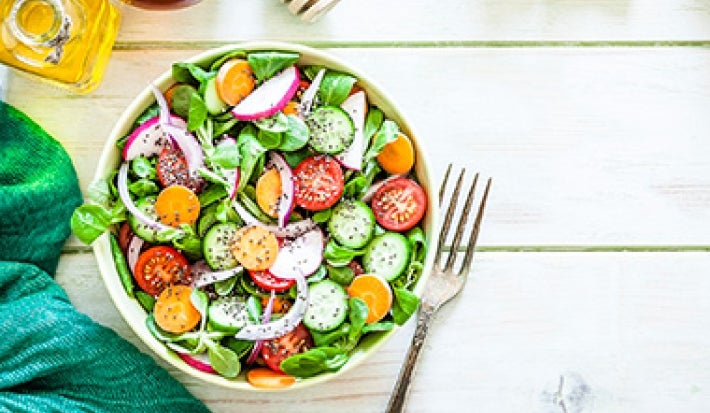 Los alimentos frescos son característicos en las ensaladas de la comida mediterránea Ensalada preparada con verduras frescas, algo típico de la comida mediterránea.