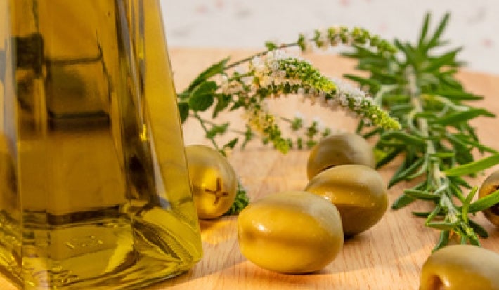 Aceite de oliva y aceitunas, fundamentales en la comida mediterránea. Aceite de oliva y aceitunas, fundamentales en la comida mediterránea.