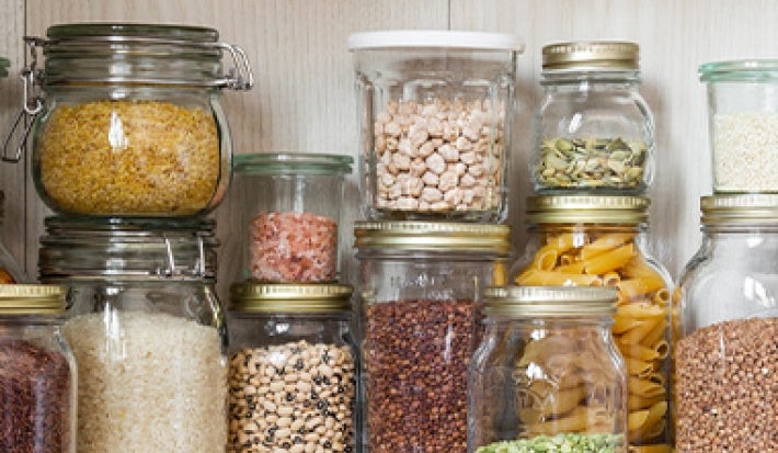 Granos y harinas almacenados en recipientes de vidrio clasificación alimentos Granos y harinas almacenados en recipientes de vidrio clasificación alimentos