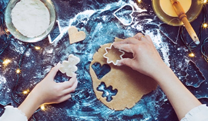 Masa y moldes para hacer casita de jengibre en navidad Masa y moldes para hacer casita de jengibre en navidad
