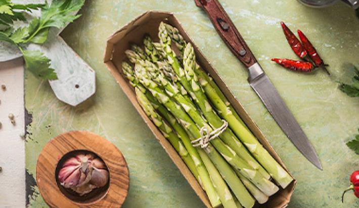 Mesa con diferentes ingredientes y espárragos Mesa con diferentes ingredientes y espárragos