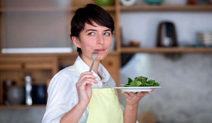 Mujer probando plato con sabor umami Mujer probando plato con sabor umami
