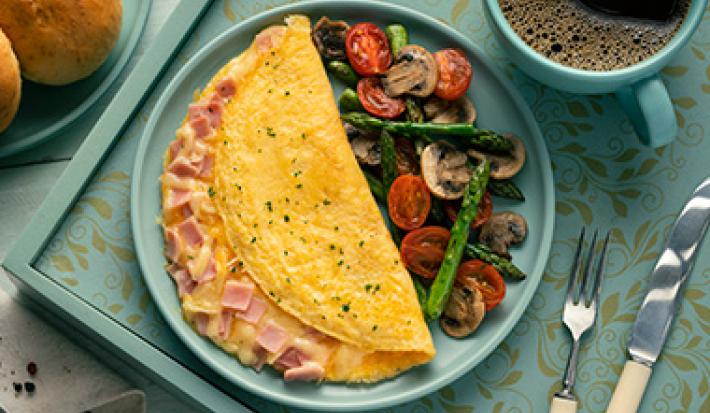 Plato de omelette con ensalada de espárragos Plato de omelette con ensalada de espárragos