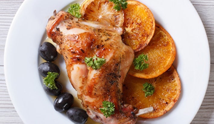 Plato con proteína y rodajas de naranja alimentación balanceada Plato con proteína y rodajas de naranja alimentación balanceada