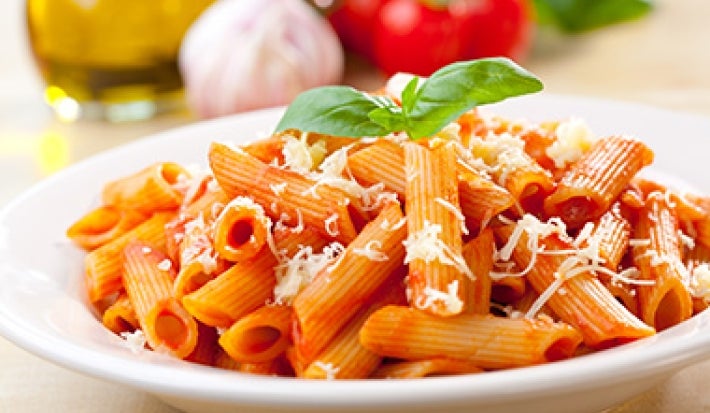 La pasta se puede terminar de cocinar en la salsa pomodoro. Pasta penne con queso y preparada en salsa pomodoro.