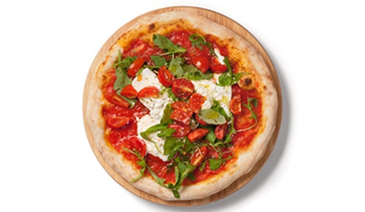 La salsa pomodoro funciona en una pizza con verduras y especias. Pizza de queso y albahaca con salsa pomodoro.