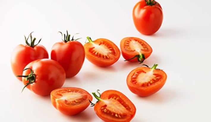 La salsa pomodoro se puede hacer con distintos tipos de tomate. Grupo de tomates, algunos cortados por la mitad, para usar en una salsa pomodoro.