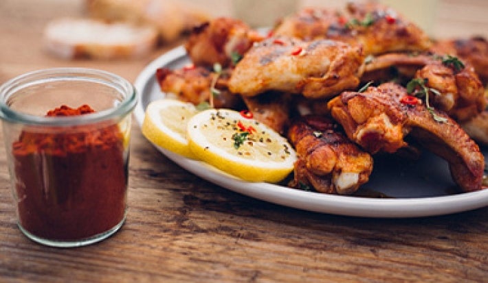 Alitas de pollo con especias, un snack fácil para ver fútbol. Alitas de pollo con especias, un snack fácil para ver fútbol.