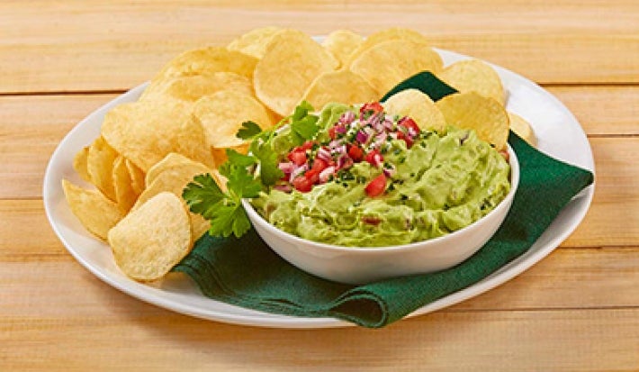 Dip de aguacate con papas, un snack fácil para compartir. Dip de aguacate con papas, un snack fácil para compartir.