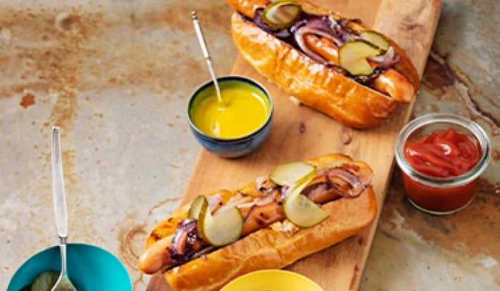 Tres hot dogs para compartir viendo fútbol. Tres hot dogs para compartir viendo fútbol.