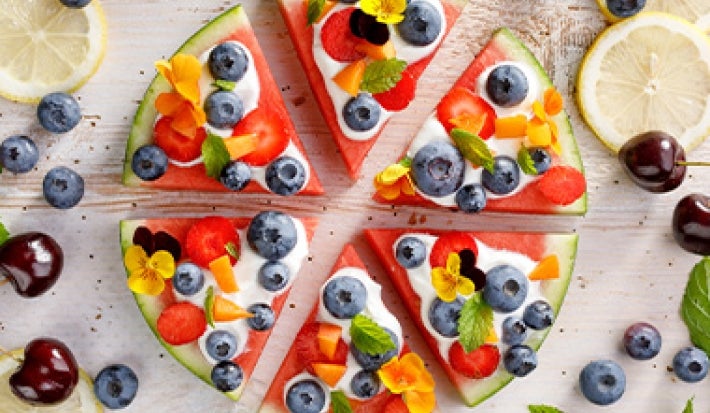 Pizza de frutas con una sandía como base, un snack fácil y rico. Pizza de frutas con una sandía como base, un snack fácil y rico.
