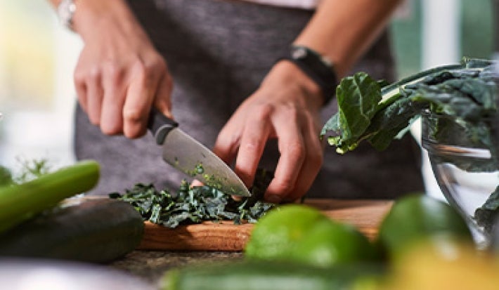 Chiffonade es un tipo de corte que se hace en verduras de hojas verdes y hierbas. Chiffonade es un tipo de corte que se hace en verduras de hojas verdes y hierbas.