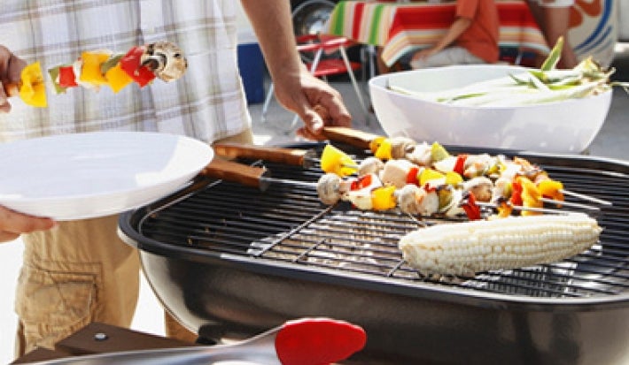 Las brochetas no pueden faltar en un asado. Brochetas de verduras en un asado.