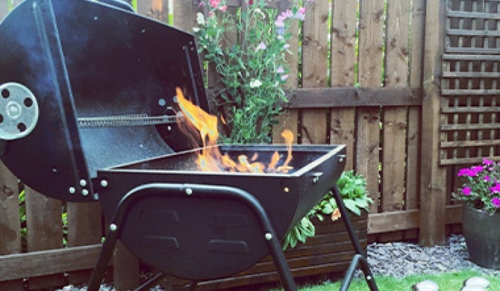 La parrilla es imprescindible para hacer un asado. Parrilla con fuego, el elemento más importante de los asados.