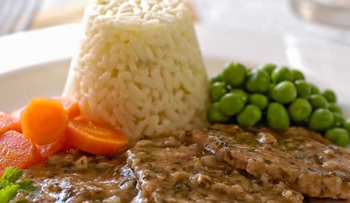 Escalopes al marsala con verduras y arroz