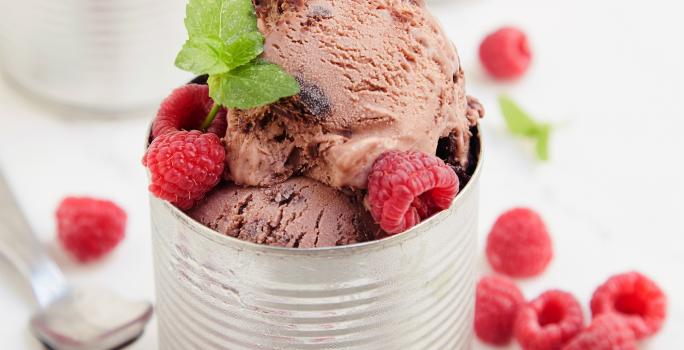 Brownie tibio con helado de chocolate