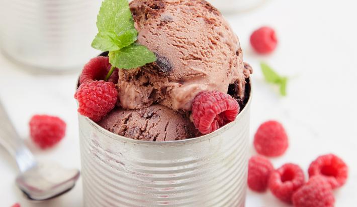 Brownie tibio con helado de chocolate