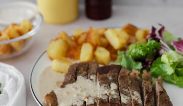 Carne con Salsa de Crema y Completísimo