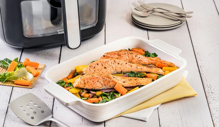 Rebanadas de salmón en freidora de aire con verduras salteadas