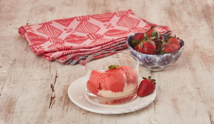 helado de fresa con salsa de vainilla