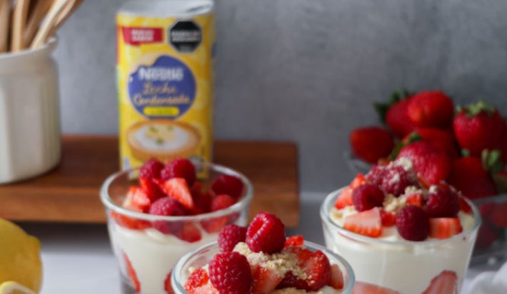 Vasitos de Frutillas con Nestlé Leche Condensada Limón