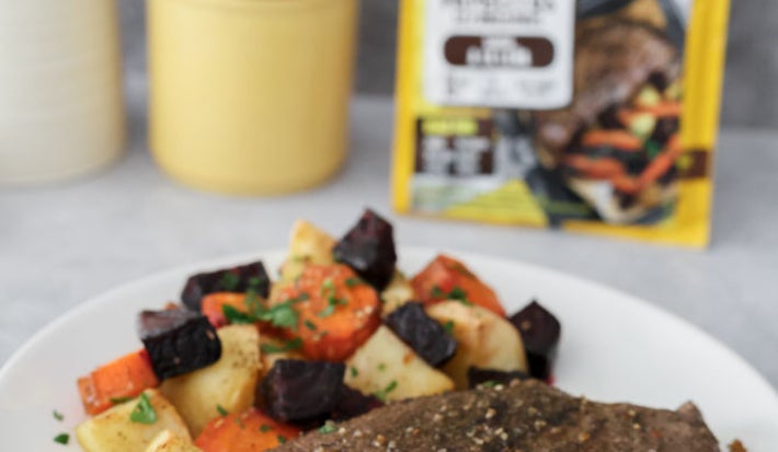 Bife de chorizo jugoso a la leña en airfryer servido con papas, zanahorias y remolachas asadas